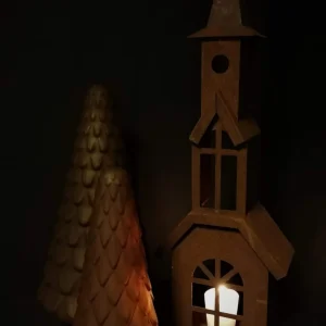 Roestige metalen kerktoren
